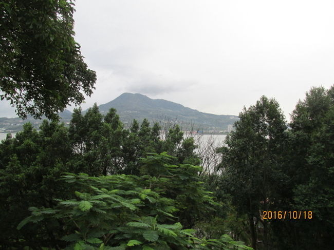 傍を淡水河が流れています。向かいは観音山。<br />