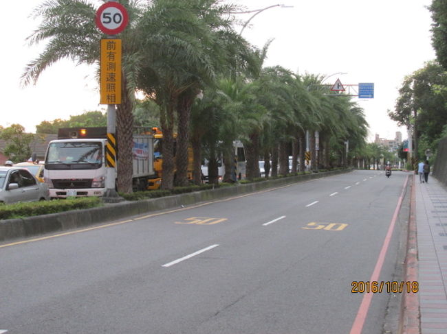 紅毛城前の道路。