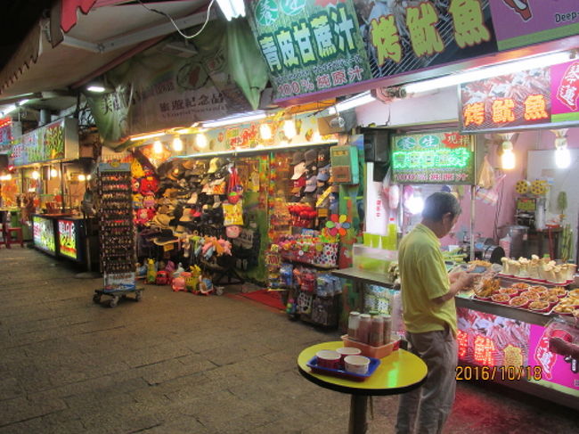 淡水河沿いの遊歩道を歩きます。