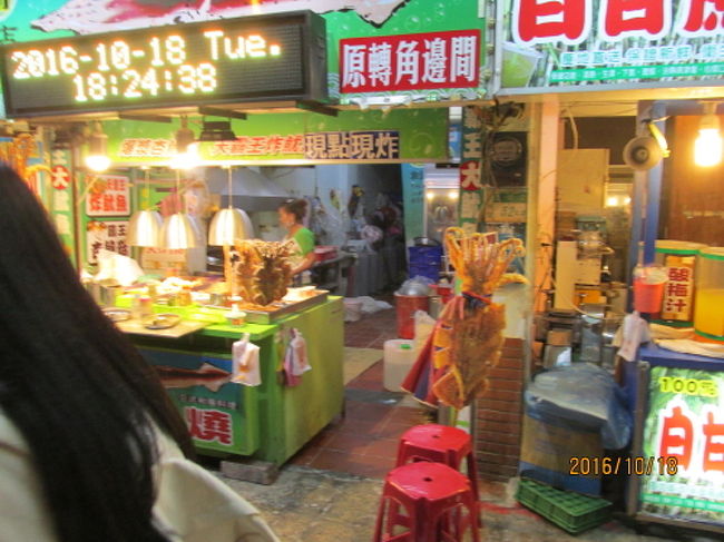 淡水河沿いの遊歩道に並ぶ店。