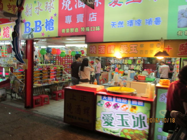 淡水河沿いの遊歩道に並ぶ店。<br />