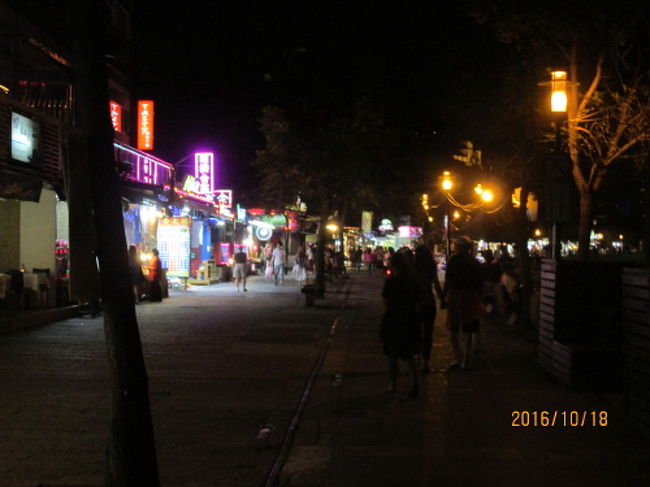 淡水河沿いの遊歩道に並ぶ店。