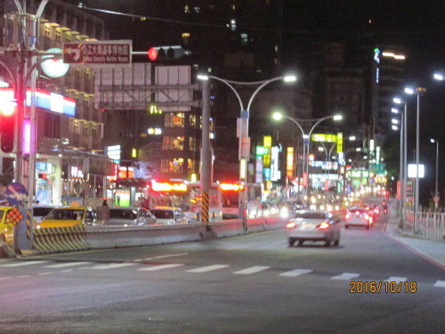 ＭＲＴの淡水駅前通り。
