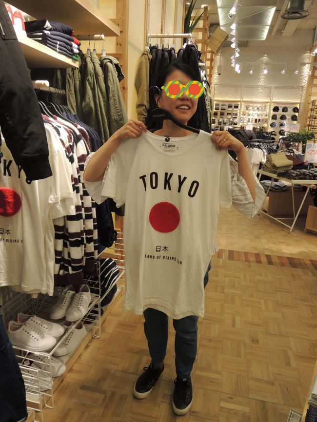 賑やかな通りを、ウィンドーショッピングしながら歩く途中、<br />ついついファッションのお店にも足が向きます。<br /><br />「東京」のＴシャツ、いいね～！