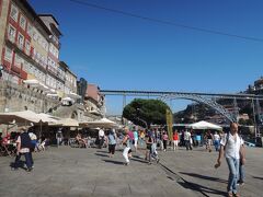 昨日に続き、またまたドウロ川沿いまで降りて来ました。
ドン・ルイス１世橋が見えて来ました。