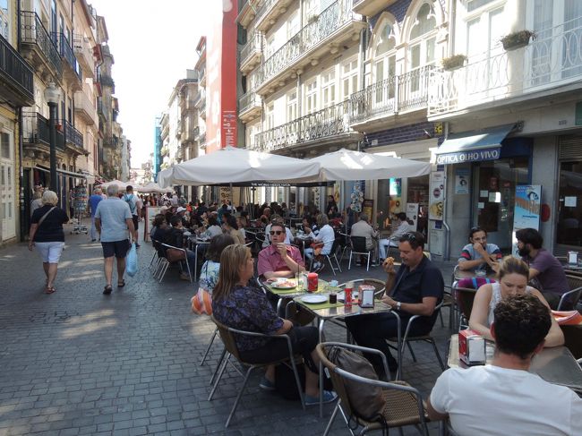 まだまだお昼時、通りには飲食店が観光客で大繁盛です。<br />たぶん、こちらは、サンベント駅に近いフローレス通り。