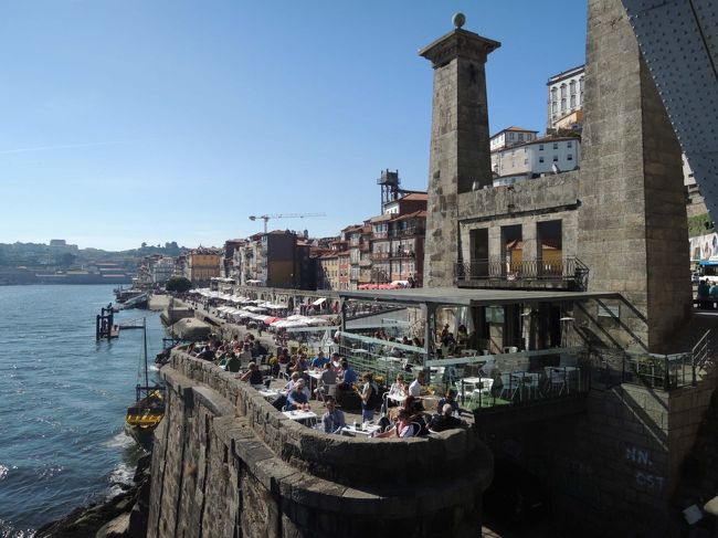 これから橋を渡って、川の反対側へ向かいます。<br />高い橋の上からの眺めはまた格別！