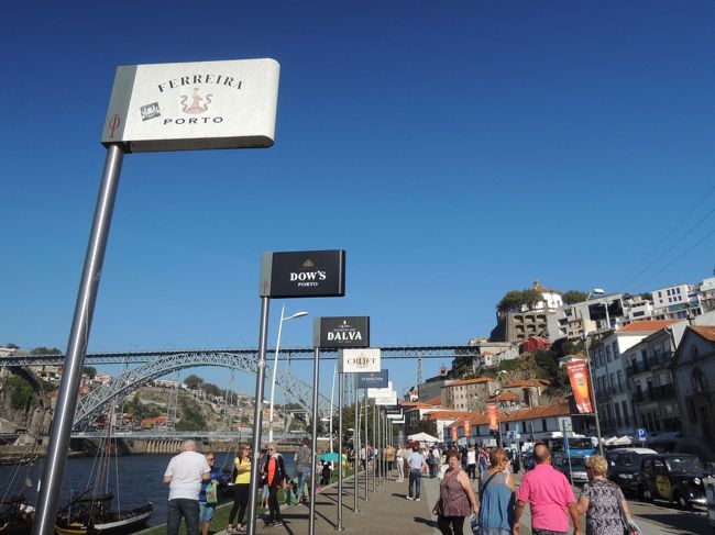 この「ヴィラ・ノヴァ・デ・ガイア」地区には、有名な老舗のワイナリーが沢山あるようです。<br />それぞれの看板が立ち並ぶ川沿いです。