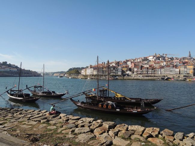 その昔、ドウロ渓谷から樽詰めされたワインを運んだというラベロ船が係留されていて、風情がありますね～！