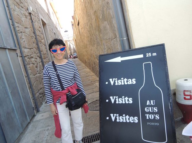 さて、今日のメインイベント「ワイナリー見学」は、<br />目指していたワイナリーの見学時間が合わず、<br />ちょうど英語ツアーが始まる所だったここにしました。<br /><br />入り口が、雰囲気ある路地にあり、興味を引いて入って行ったら、<br />まさに英語ツアーが始まる所だったのです。