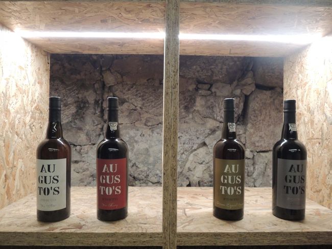 シンプルなラベルの「アウグストス」のワイン。