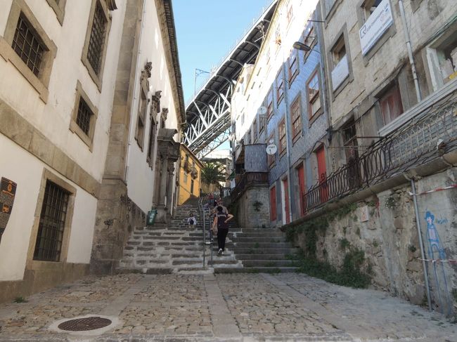 その後、階段をかなり登って、<br />２層になっているドン・ルイス１世橋の上の段まで行きます。<br /><br />ケーブルカーに乗っても行けますが、もちろん有料。<br />かなり並んでいる人がいましたし、節約と運動を兼ねて頑張りましたぁ～！