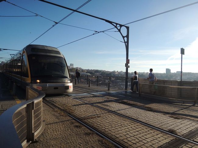 橋の上の段は、こんな電車が通る線路もあります。<br /><br />人が歩く道と隔たりが全くなく、危険～？？？