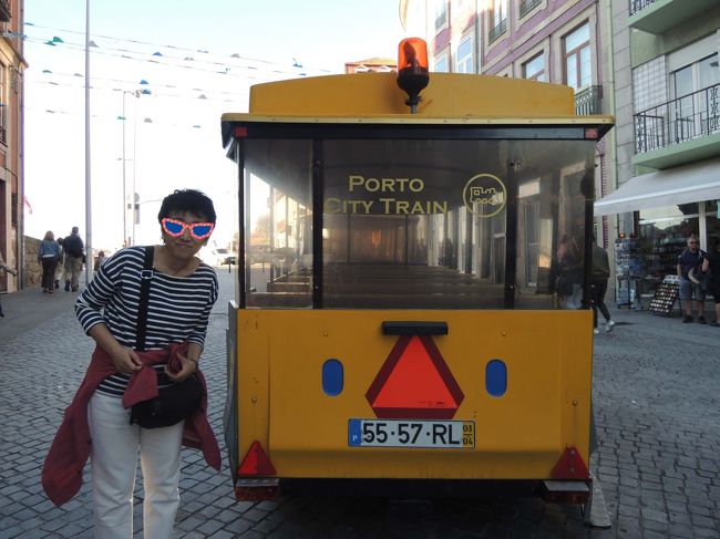 ドン・ルイス１世橋から、再びサン・ベント駅方向へ戻る途中に見つけた可愛い市内電車（？）。<br />チキンラーメンのひよこちゃん似、です！