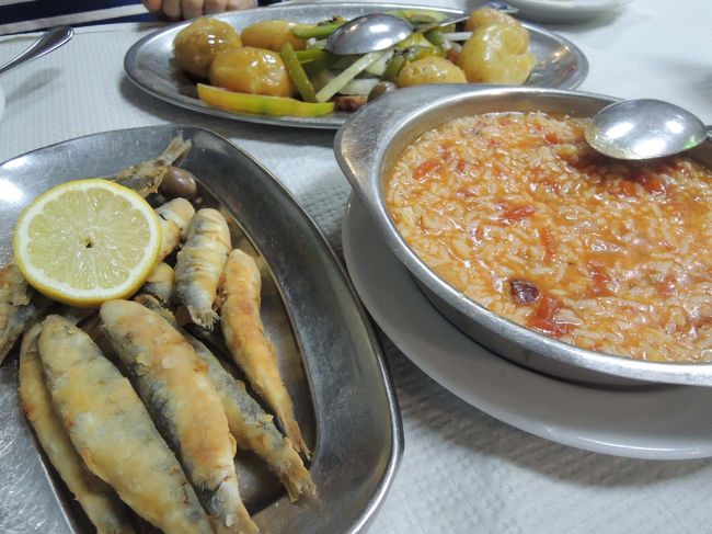 手前左、イワシの唐揚げ、<br />右、トマトのリゾット、<br />そして、奥が、超・美味しかったタコのマリネ。