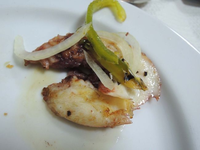 お皿に取り分けると、こんな感じ。<br />マリネしたタコが、絶妙の美味しさ！！！