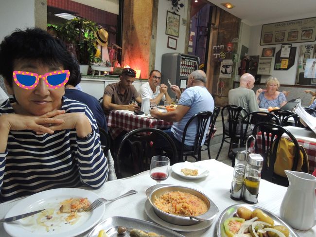 店内は、だんだん込み合って来ました。<br />でも、み～んな、地元客って感じですよね～。<br /><br />生ビール大１杯、小１杯、ハウスワイン500ml位、前菜２品、お料理２品、パンで、２８ユーロ（約￥3,200）