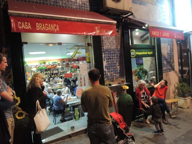 食事が終わって店を出る時には、<br />外にこんなに待っている人がいて、ビックリ！<br />やはり人気店のようです！