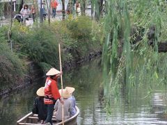 さてさて。

倉敷までは岡山空港からバスで。
美観地区に到着したのは
10時30分頃でした。
まず最初にしたのは
川舟流しの予約。
30分に１回の運航で
一度に６人しか乗れないし
当日の申し込みしか受け付けないので
早めの予約が良いとの事。
案の定昼過ぎまでの予約はいっぱい！
美術館を先に見ちゃおうと考え
14時30分の予約を入れました。
