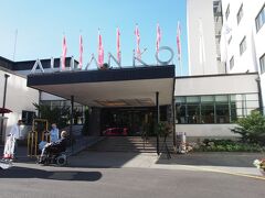 15分ぐらいでホテルに到着。

スパホテル ランタシピ アウランコ

時間が早かったのですが、部屋に通してもらえました。
ところがバスタブがありません。
ヘルシンキのアパートではシャワーだけだったので、ハメーンリンナで浴槽に浸かれる事を楽しみにしていたので部屋の変更を頼むと、チェックインの時間にならないと部屋が決まらないので、そのままお待ちくださいという事でした。