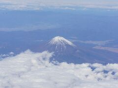 しばらくすると富士山が見えました。

飛行機はやっぱり窓側が好きです。