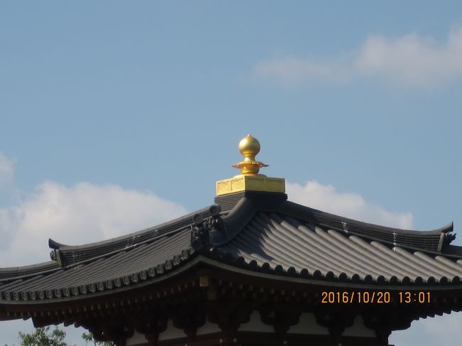 こちらの中段部分は1000年まえに水銀を使って金箔を貼ったのと同じ水銀鍍金で<br />貼られています<br />真ん中の傘とその下の丸餅型のだけ水銀が使われて<br />金がより鮮やかに出るようですが遠目だと違いは分かりません<br />近くに寄ると全然違うのですがなんで中段だけなんだろ