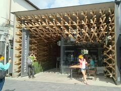 こちらの、木の素材を活かした特徴ある建物は、

建築家 隈研吾氏デザインの「スターバックスコーヒー太宰府天満宮表参道店」。

「自然素材による伝統と現代の融合」をコンセプトにしているそうで、

参道のお店の中で一番目立つ、人気のフォトスポットです。

アジア系観光客が次々と記念写真を撮り合っていました。