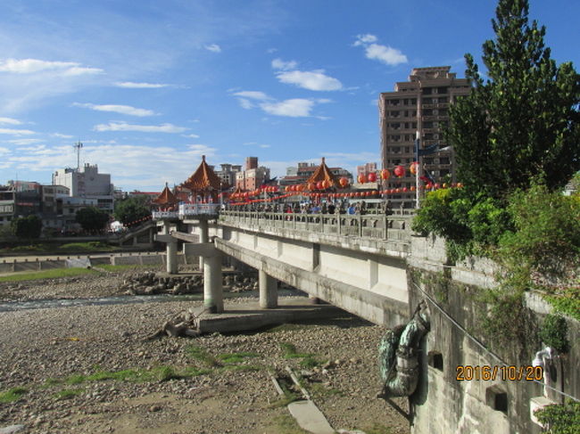 大きな川を越えて行きます。<br />