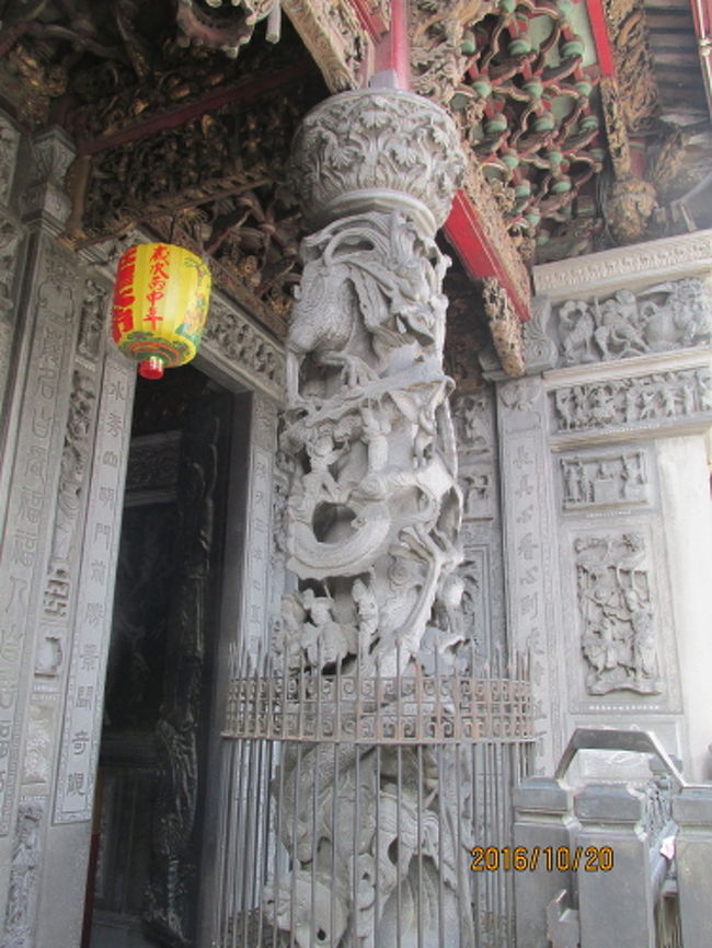 柱の数の多さと彫刻の精微さが見所です。<br />