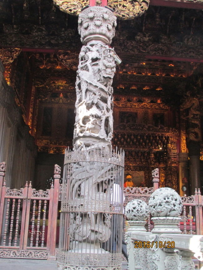 柱の数の多さと彫刻の精微さが見所です。<br />
