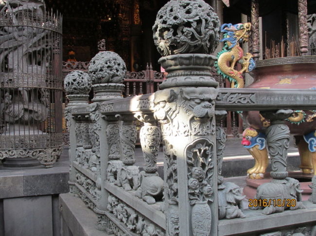 柱の数の多さと彫刻の精微さが見所です。<br />
