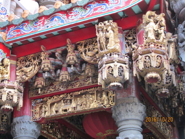 柱の数の多さと彫刻の精微さが見所です。<br />