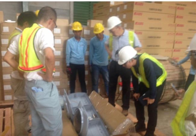 日本人のJICAには信号機を組み立ている。