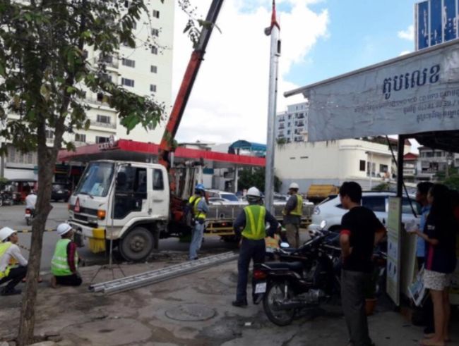 プノンペンの郊外には新しい信号機をつくている。