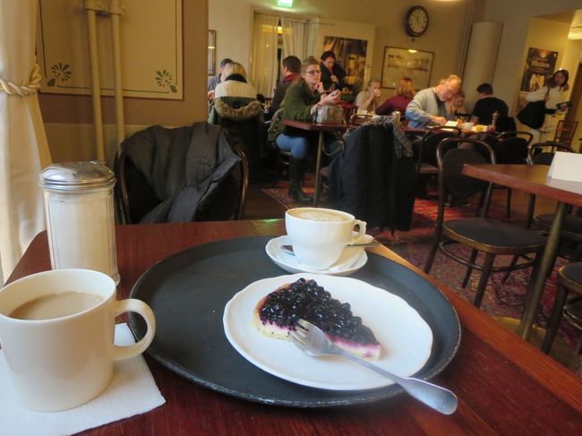 広場に面したカフェエンゲルでひとやすみ。<br /><br />ブルーベリーたっぷりのタルト。<br />フォークの差し方が日本ではありえないけど、こうすると落ちないからいいかも。