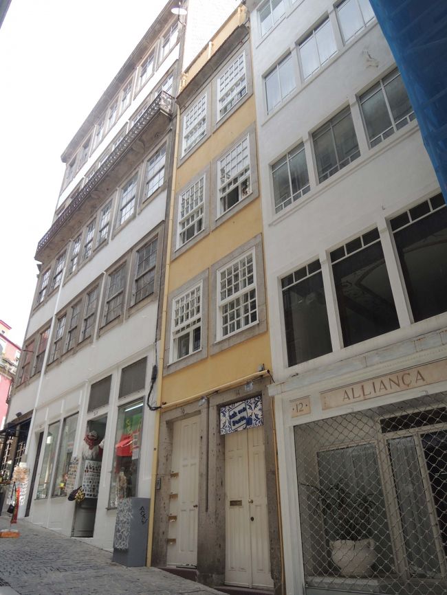旅行７日目、ポルト最終日の朝です。<br /><br />こちらが、今回利用したアパートの外観。<br />クリーム色の４階建ての建物、その４階のお部屋を利用しました。<br />お部屋は１フロアーに一つだけのこじんまりとした、いわゆる「民泊」という感じです。<br />オーナーのご主人は、来日経験もある日本びいきのお方！