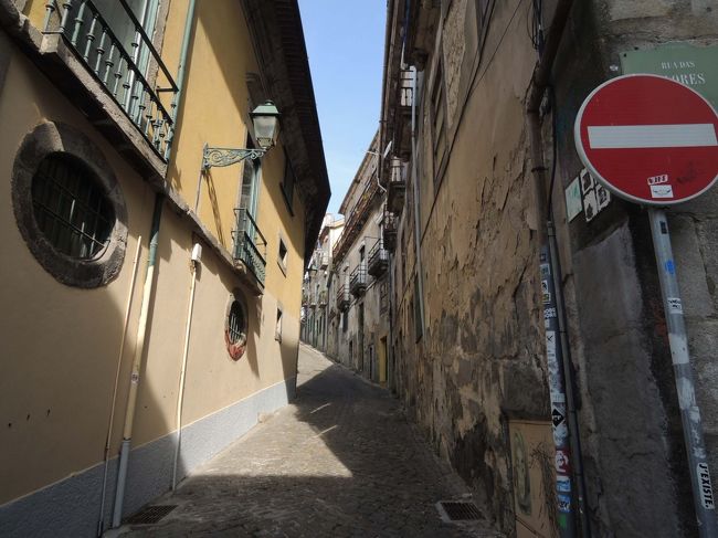 アパートは、サンベント駅から徒歩10分弱のかなり便利な立地。<br />近くには、繁華街でも一歩路地を入るとこんな趣ある通りも…！
