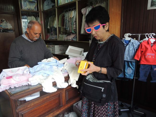 ポルトは本当に小さな街なので、昨日までの２日間でほぼ観光は終了。<br />旅行もいよいよ最終日に近くなった今日は、お買い物・デーと決めていました。<br /><br />まずは、可愛くて思わず入ってしまった小さなベビー服専門店。<br />おじさんが１人で営業してるみたい。<br /><br />買っちゃいましたぁ～！<br />新生児用のツーピースのお洋服、12ユーロ（約￥1,380）安い！<br />（中国製ではありませんよ～！）