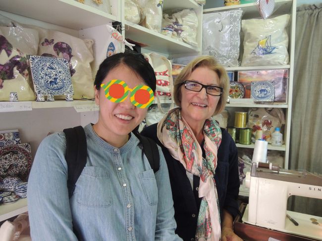 そして、こちら、<br />このマダムが、画像にも映っているミシンで、自ら制作し販売しているトートバッグがメインの小さいお店。<br />本当に可愛い～！<br />世界にひとつの手作り品ですね。<br />思ったよりお安いお値段です。（確か、10ユーロ、メモし忘れました。）<br /><br />サンベント駅のほぼ正面にある、ものすご～く小さいお店です。