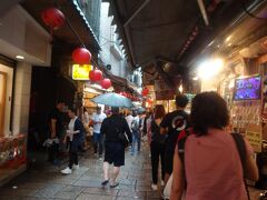 十分の後は九份へ。

ドライバーの林さん曰く
50％位の確立で雨とか。

この日も小雨が降ったり止んだり。