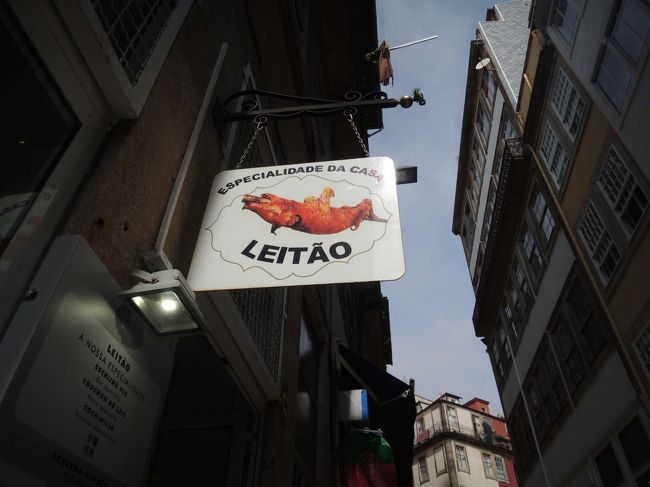 お店をいろいろまわって、そろそろランチタイム。<br /><br />こちらは、アパート正面のお店なのですが、<br />前々から、このブタちゃんの看板が気になって、気になって…。<br />最終日の今日、入ってみる事にしました。