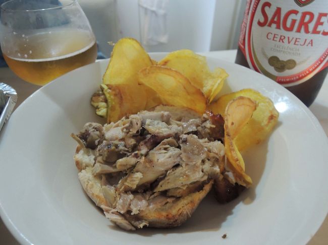 これがこのお店の人気メニューのようです。<br />豚肉をいろいろな香草で蒸した感じ、<br />未体験の味！でも、美味しい～～～～～！<br />このお肉をふっくらバンズにはさんだサンドイッチです！<br /><br />大正解！