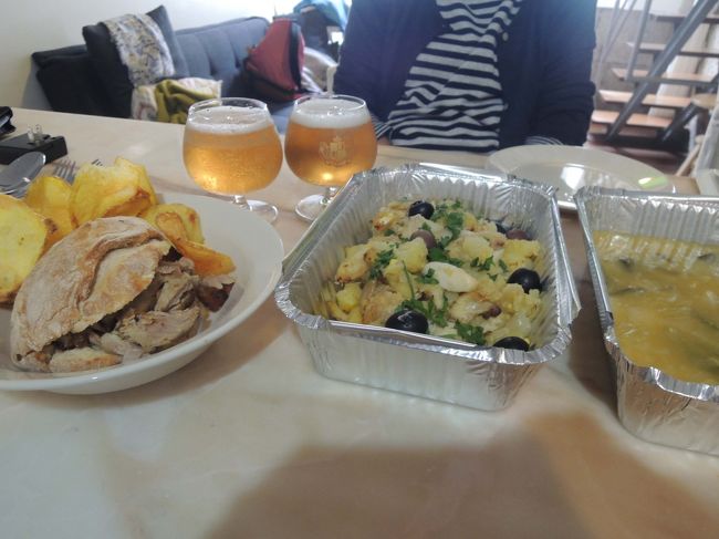 このサンドイッチと、またまたバカリャウの卵とじ、そしてスープをテイクアウトし、アパートで頂きました。<br />買い置きしていたビールと共に！<br /><br />昼の部屋飲みビール、最高で～す！