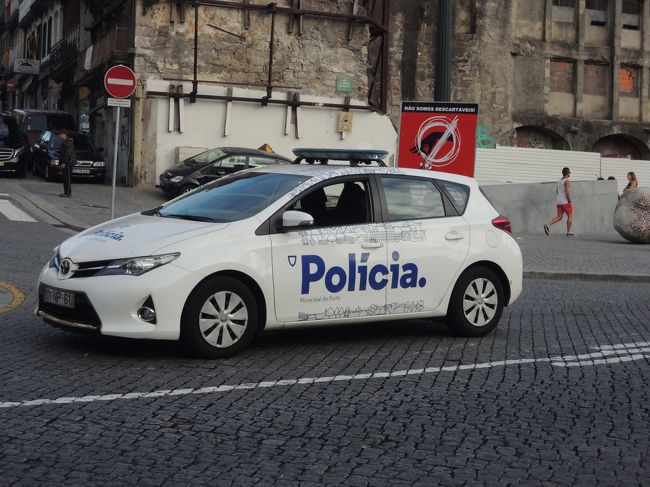 お部屋ランチで休憩後、午後もウォーキング＆ショッピング。<br /><br />こちら、途中に見たポルトのパトカー。<br />例のポルトの街のシンボルがデザインされていて、可愛いですね！