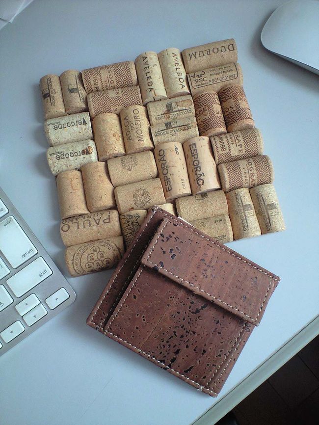 お買い物した一部をご紹介。<br /><br />こちら、ポルト名物のコルク製品。<br />ワイン用コルク栓を利用して作った鍋敷きとコルク製の札入れ。<br /><br />鍋敷きは、自分でも作れそうですよね。<br />サンプルとして買ってみましたが、キッチンのインテリアとしてちょっとお洒落な感じで良いです！<br /><br />鍋敷き、€6.36（約￥730）<br />札入れ、€27.64（約￥3,200）