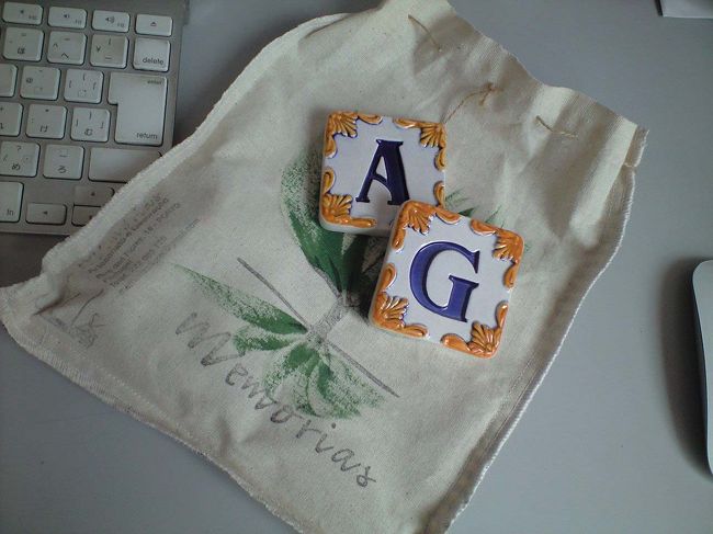 ガイドブックにも良く載っている雑貨店「メモーリアシュ」で購入したアルファベット・タイル。<br />一つあたり、€2.95（約￥340）<br /><br />アルファベット・タイルは他のお店でも見ましたが、<br />このデザインが一番気に入りました。<br />店名入りの袋はオーナー自らが手作りしているそうです。