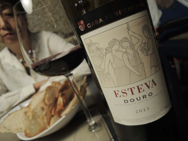 ポルト最後の夕食は、またまたアパート隣の隣のレストランで…。<br />だって、本当に美味しかったんですもの！<br /><br />今日は、赤ワインにしてみました。