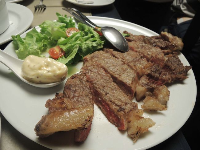 たまには、ガッツリお肉も食べたいね、という事でオーダーしてみた<br />ビーフステーキ、<br />失敗、フツーのステーキでした。<br />いえいえ、フツーに美味しかったです。<br /><br />でも、このお店のお得意は、<br />リゾットとカルパッチョだという事が分かりました。