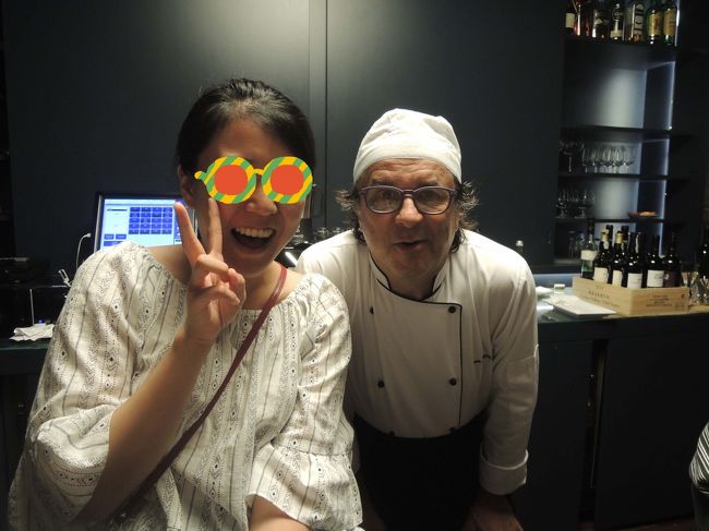 今日も、途中、シェフがお店をまわって来ました。すると、<br />「君たち、２度目だね～！」、<br />なんと私たちを覚えていてくれたではありませんか！<br />か・か・感動・・・！<br /><br />で、記念にシェフと一緒にパチリ！