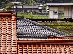 途中、素敵な赤瓦風景の中に存在する石見都賀駅を通り過ぎて・・・